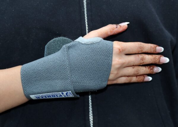Pioneer Evercare Wrist Brace with Thumb - Image 3